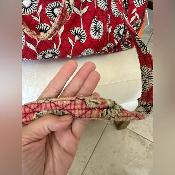 Vera Bradley Deco Daisy Red/white/black Floral Duffle Bag - Picture 5 of 9